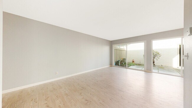 Building Photo - Sunnyvale Townhome, 3 beds 1.5 baths, Nice...