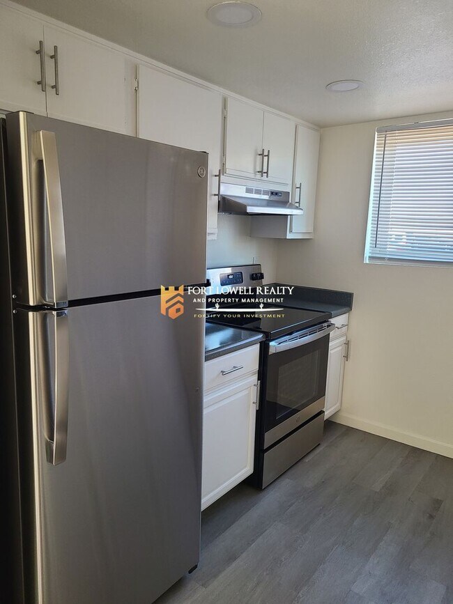 Building Photo - Renovated 2 Bedroom, 1 Bath w/ Washer Dryer Hook Ups and 1 MONTH FREE RENT!