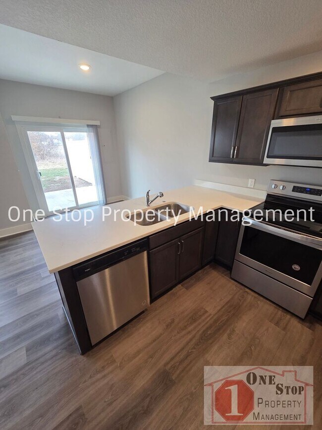 Building Photo - 3 Bedroom / 2.5 Bathroom Townhome in Louisburg, KS!