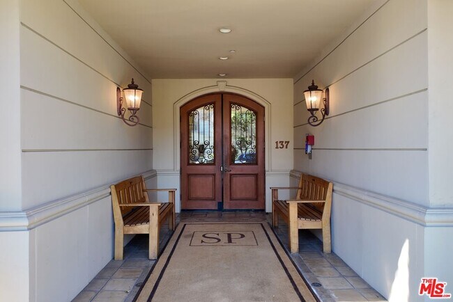 Building Photo - 137 S Spalding Dr