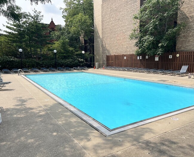 Building Photo - 2020 N Lincoln Park W