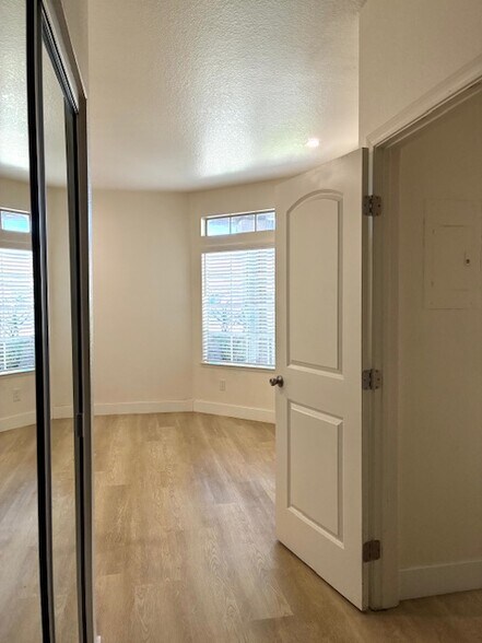 Building Photo - 10 Coralino