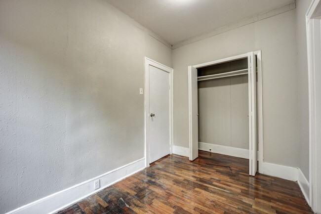 Building Photo - Freshly Updated 3 Bedroom House