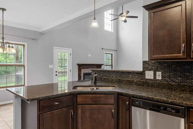 Building Photo - Pet Friendly Four Bedroom!
