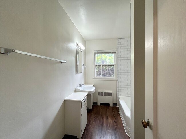 Building Photo - One Bed, One Bath, Vintage Charmer!