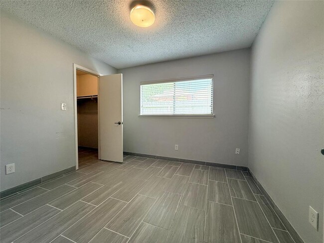 Building Photo - 2131 Highland Hills Dr