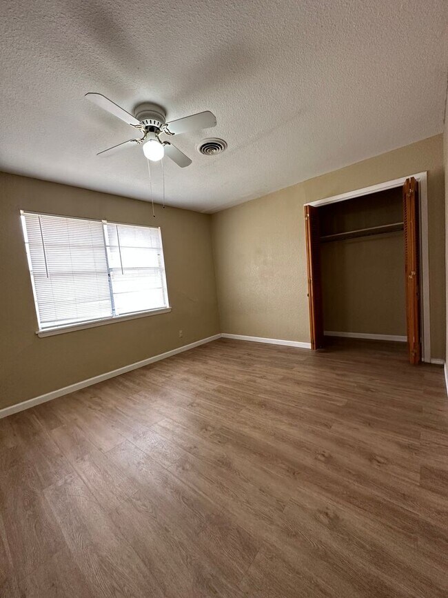 Building Photo - Charming 3/2 Home