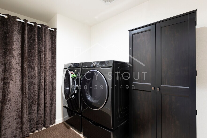 Building Photo - 1385 Deerwood St