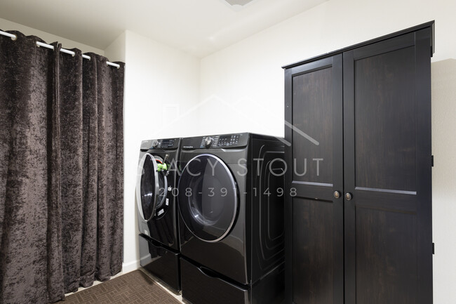 Building Photo - 1385 Deerwood St