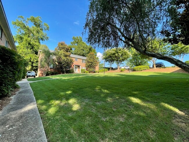 Courtyard - 1900 Courtney Dr