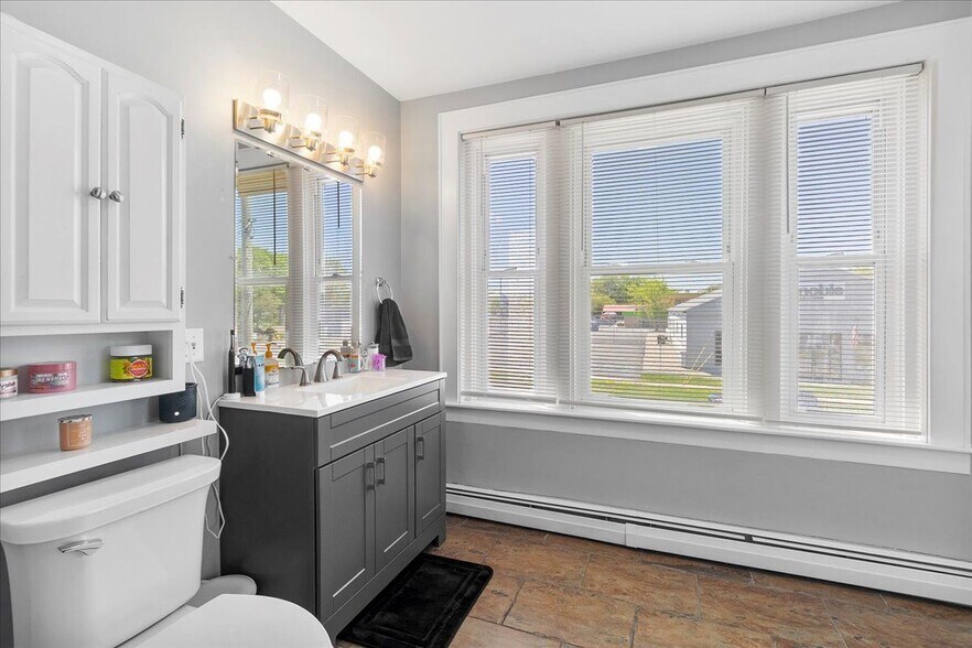 Building Photo - 39 HUDSON Street, Second Floor