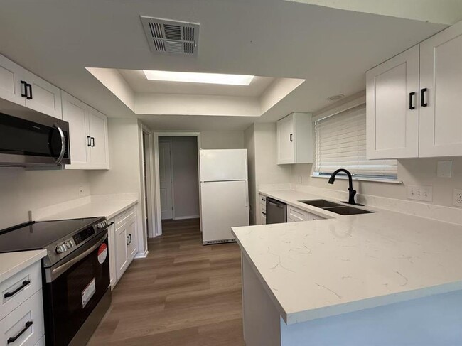Building Photo - 1106 Oakwood Dr