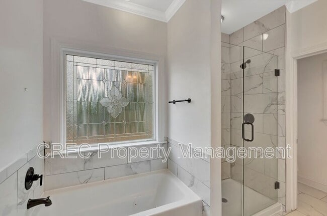 Building Photo - 2703 E Surrey Dr