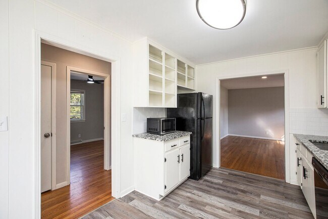 Building Photo - Move in Special!! Beautiful 3BR/2BA w/ Garage & Fenced Yard