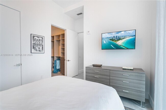 Building Photo - 17550 Collins Ave