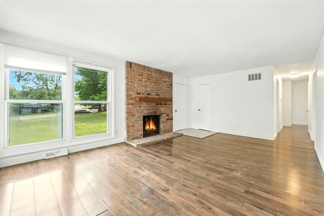 Building Photo - NEW LISTING! 3 BED/2 BATH HOUSE!