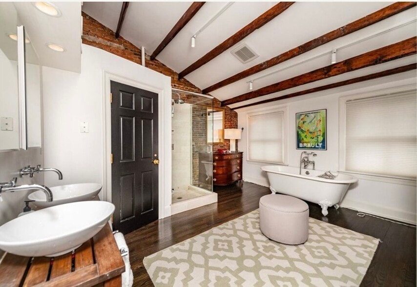 Building Photo - 22 Joy St