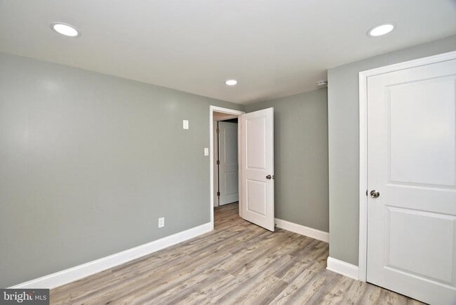 Building Photo - 205 Maple Ave