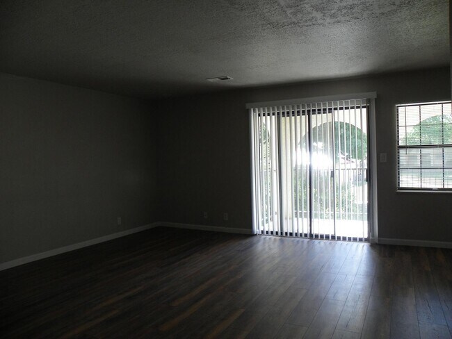 Building Photo - 811 Country Club Dr SE