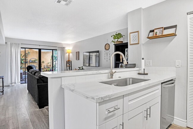 Building Photo - 8033 NW 71st Ct