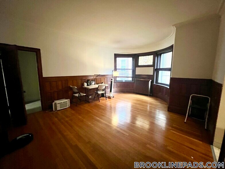 Building Photo - 1748 Beacon St