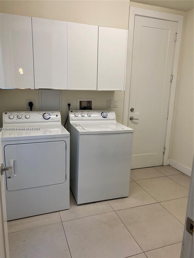 Building Photo - 6416 NW 105th Pl