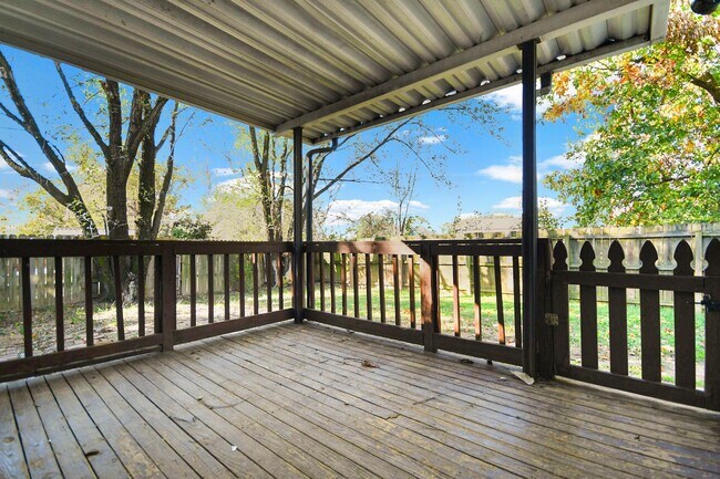 Building Photo - Pet Friendly Three Bedroom!