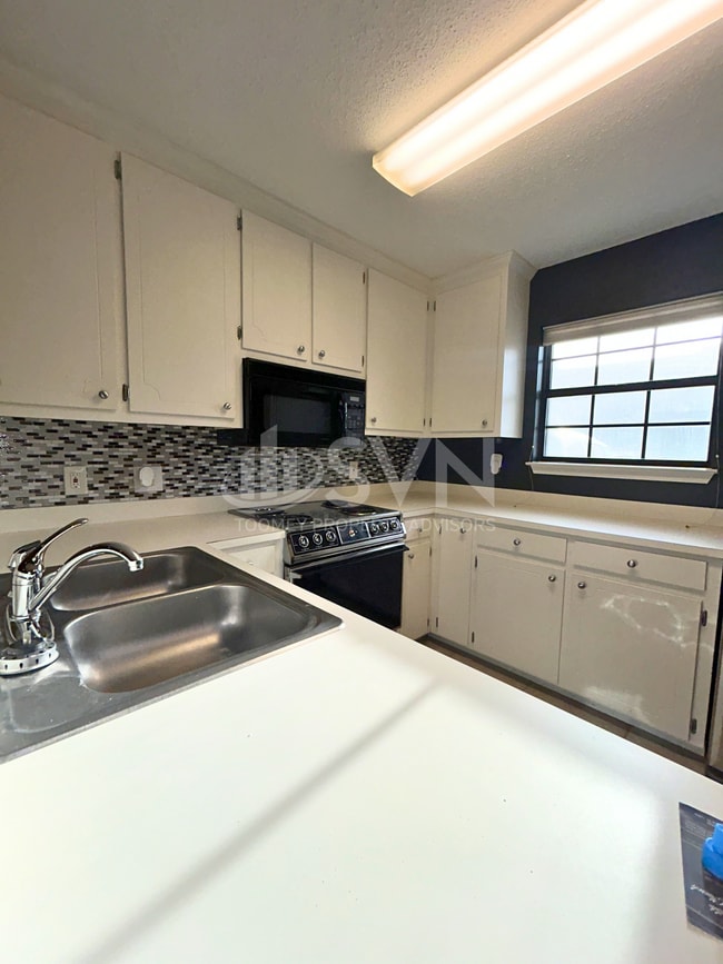 Building Photo - 200 Parma Dr