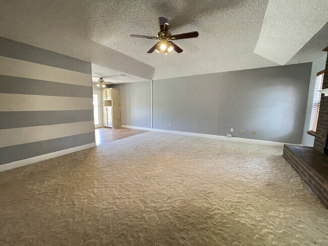 Building Photo - House Located On Cul-De-Sac & Within Minut...