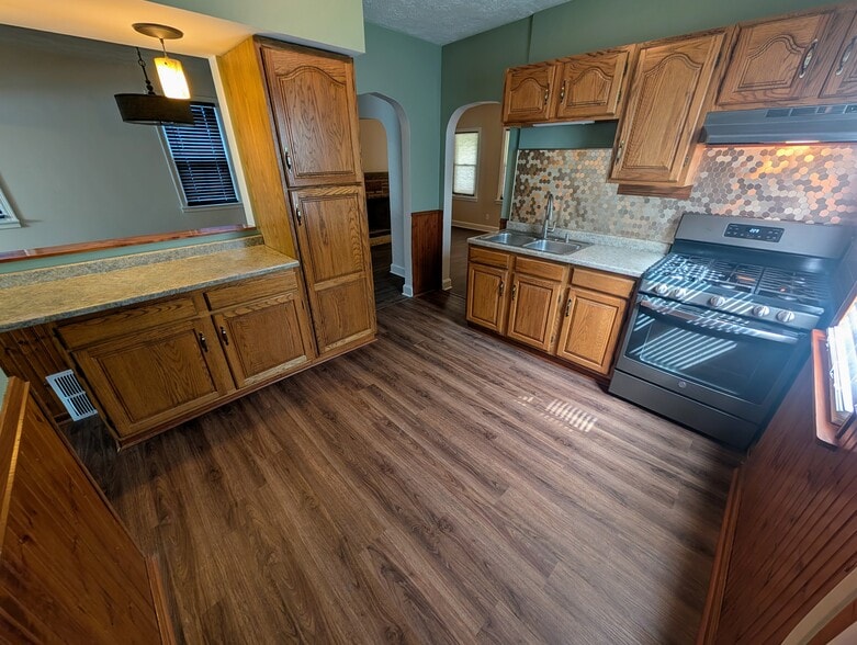 Kitchen - 412 University Ave