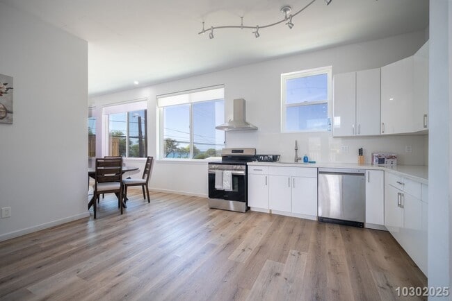 Building Photo - West Side Paradise – Stunning 3-Bed, 2-Bath Upstairs Unit