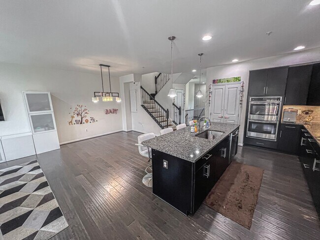 Building Photo - Stunning and Spacious 3 Bed, 2.5 Bath End-...