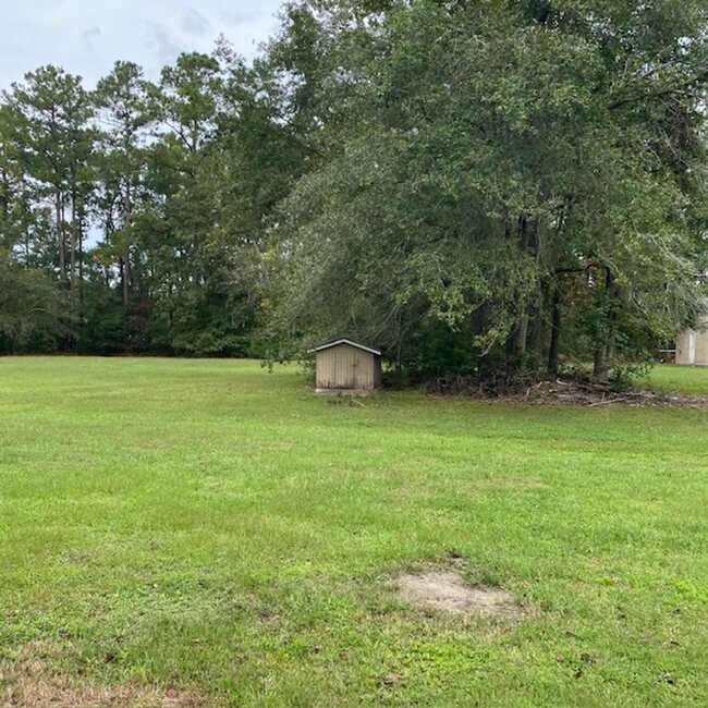 Building Photo - Beautiful home on 2 acres 10 Minutes to As...