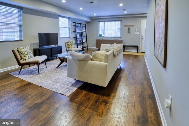 Building Photo - 4709 Jay St NE