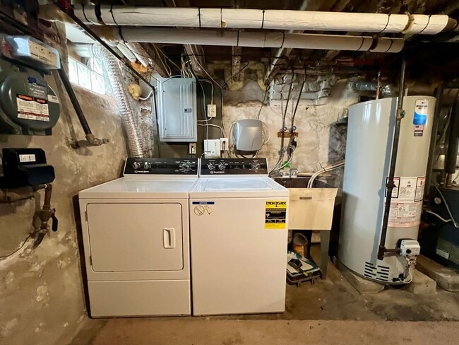 Building Photo - Stunning 4-Bedroom Townhome in the Heart of Fishtown! Available NOW!