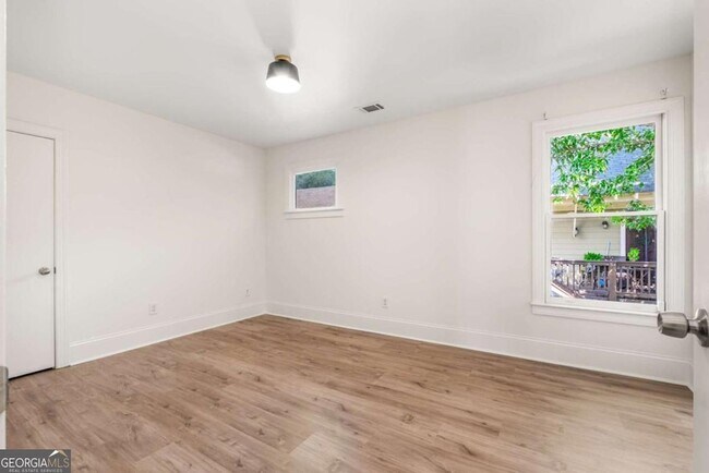 Building Photo - 94 Lucy St SE