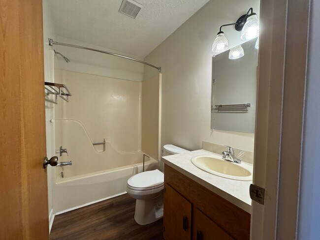 Building Photo - Ground level apartment with washer and dryer included!