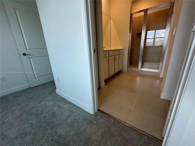 Building Photo - 402 SE Crossoak Ln