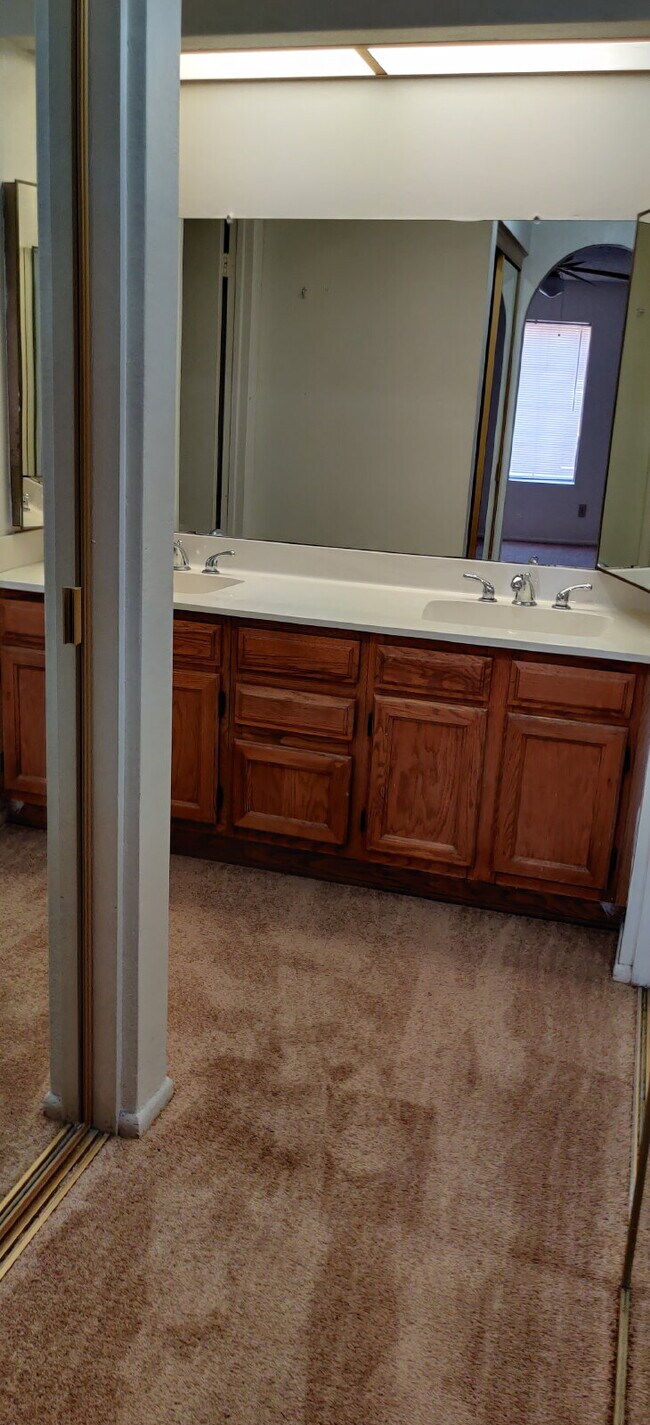 Building Photo - 3 bedroom 2 bathroom townhome available fo...