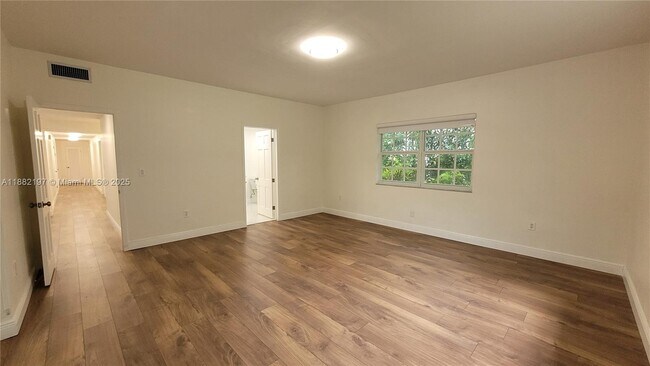 Building Photo - 4850 University Dr