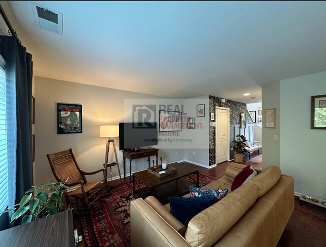 Building Photo - Check out this adorable 3 bedroom, 2.5 bath home!