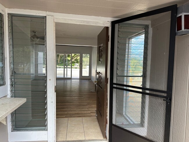 Building Photo - Spacious 3BR/2BA Split-Level End Unit with Private Courtyard