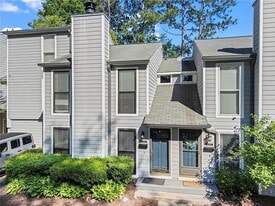 Building Photo - 1028 Riverbend Club Dr SE