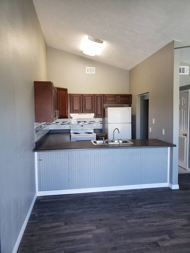 Building Photo - Great Efficiency Unit, Close to Tyndall AFB!