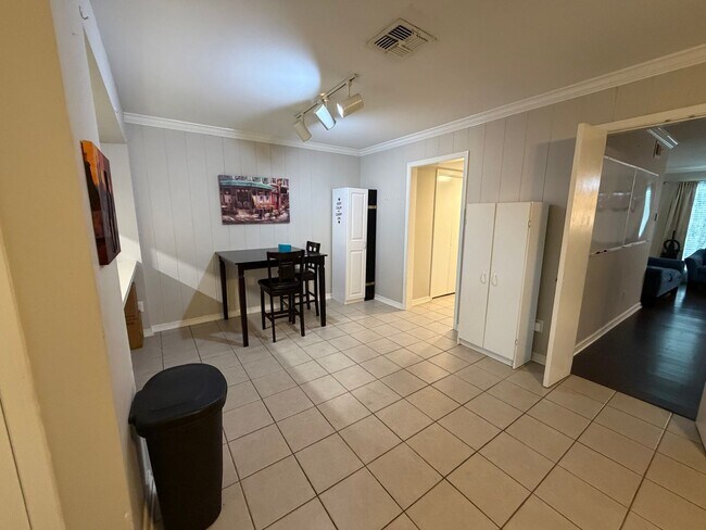 Building Photo - 9505 Balsa Dr
