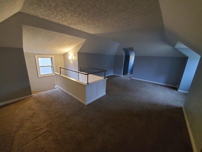 Building Photo - 85 Lyndale Dr