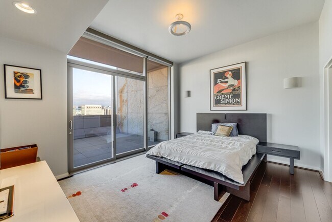 Building Photo - Gorgeous 3 Bedroom Condo with Huge Outdoor Space at Axis