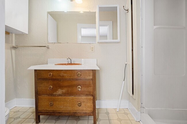 Building Photo - 4 Bedroom, 3 Bath in North Campus / Hyde Park