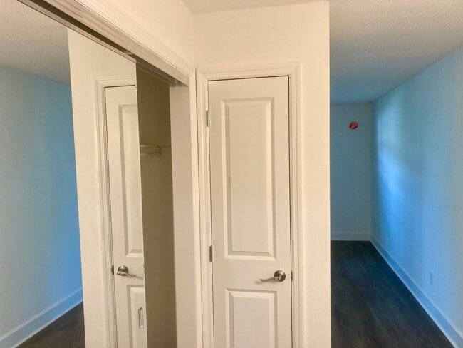 Building Photo - 2 bedroom, 2 bath condo ready to go!