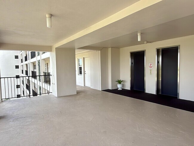 Building Photo - 3100 N Palm Aire Dr